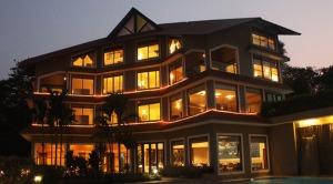,دی کراون گوا,هتل 5 ستاره Crown Goa، اقامتی را به همراه چشم انداز های نفس گیر رودخانه Mandovi، استخر روباز با جکوزی....,
