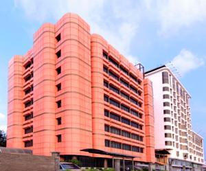,هتل سانو
اندونزی / جاکارتا(Sanno Hotel
Indonesia / Jakarta ),اين هتل اقامتي لوکس را به همراه امکانات بسيارويژه اي نظير زمين گلف به ميهمانان خود ارائه ميدهد.,