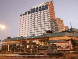 ,هتل گراند سمپاکا
اندونزی / جاکارتا(Hotel Grand Cempaka
Indonesia / Jakarta ),این هتل مجلل اقامت لوکسی را همراه با امکانات با کیفیت به میهمانان خود ارائه میکند.,