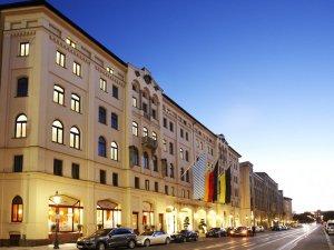 ,ویر جاهرسزیتن کمپینسکی مüنچن (Vier Jahreszeiten Kempinski München),موقعیت جغرافیایی بی نظیر، از ویژگی های متمایز این هتل می باشد.خدمات....,