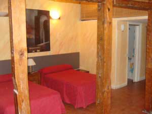 ,هستال آلاسکا (Hostal Alaska),میهمان پذیر Hostal Alaska ، در حدود 100 متر تا میدان Puerta del Sol شهر مادرید و....,