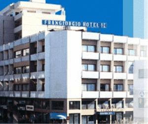,هتل آپارتمان فرانگرجیو
قبرس / لارناکا(Frangiorgio Hotel Apartments
Cyprus / Larnaka ),اين هتل آپارتمان داراي 24 اتاق مي باشد.,