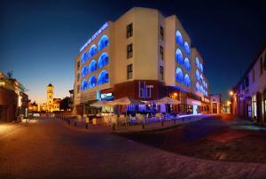 ,هتل لیوادهیوتیس سیتی
قبرس / لارناکا(Livadhiotis City Hotel
Cyprus / Larnaka ),هتل Livadhiotis City Hotel، 100 متر با ساحل معروف Larnaca(ساحل Phinikoudes) فاصله داشته و در قلب مرکز شهر Larnaca قرار گرفته است.,