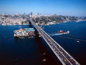 ,هتل گرند هیلاریوم,استانبول بزرگ‌ترین شهر کشور ترکیه و مرکز فرهنگی و اقتصادی آن است. این شهر در کنار تنگه بسفر و دریای مرمره قرار دارد. تنگه بسفر دو قاره آسیا و اروپا را جدا می‌کند و استانبول تنها شهر بزرگ جهان است که در دو قاره قرار دارد. بندر طبیعی شاخ طلایی یا خلیج در این شهر واقع است.این کلان شهر به عنوان شهر فرهنگی اروپا برای سال ۲۰۱۰ انتخاب شده‌است.,