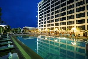 ,هتل بانکوک پالاس(Bangkok Palace Hotel),هتل Bangkok Palace در منطقه Pratunam بانكوك واقع وتنوعي از مراكز خريد و تفريحي را به ميهمانان خود ارائه مي دهد.,