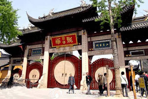 ,معبد لانگا پاگودا,اين معبد در پارك Longhua و در جاده اي به همين نامواقع شده است و ...,