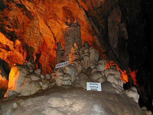 ,ترکیه / آنتالیا / غار دامالاش(Turkey / Antalya / Damlatas Cave),اين غار مكان مناسبي است براي گردشگران كه در آن علاوه بر ديدن مناظر خارق العاده طبيعي امكان ديدن سنگهائي تغيير شكل يافته نيز وجود دارد.,