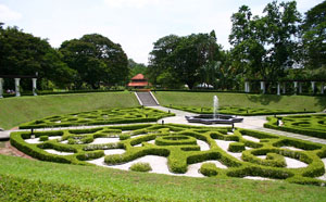 ,مالزی / کوالالامپور / باغ درياچه(Malaysia / Kuala lumpur / Orchard Lake),اين باغ طرحي از آلفرد ونينگ صندوقدار انگليسي در دهه 1980 مي باشد,