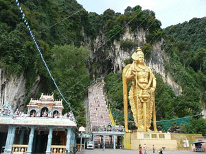 ,مالزی / کوالالامپور / غار باتو(Malaysia / Kuala lumpur / Batu Caves),اين غار در 13 كيلومتري شمال كوالالامپور قرار دارد,