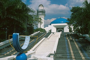 ,مالزی / کوالالامپور / مرکز ملی ستاره شناسی,این مرکز علمی که بر فراز تپه ای در نزدیکی lake garden بنا شده است,