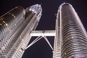 ,مالزی / کوالالامپور / برج دوقلو پتروناس,برج‌های دوقلوی پتروناس از بلندترین آسمانخراش‌های جهان هستند که در شهر کوالالامپور در کشور مالزی قرار گرفته اند.,