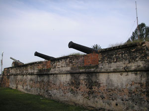 ,مالزی / پنانگ / قلعه(Malaysia / Penang / penang Fort Cornwallis),قلعه در سال 1786 در منطقه فرانسیس لایت ساخته شد که اصل ابتدایی آن با حصاری چوبی بوده,