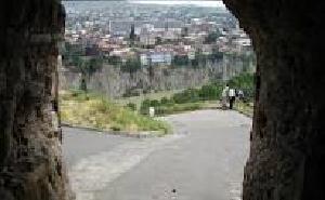 ,گرجستان / تفلیس / نارین قلعه(Georgia / Tbilisi / Narin Castle),نارین قلعه که گرجی ها به آن ناری کالا (Narikala) می گویند و در زمان ساخت به نام گرجی شوریس تسیخه (Suris Tsikhe) مشهور بوده,