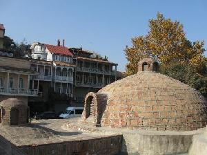 ,گرجستان / تفلیس / حمام سولفور(Georgia / Tbilisi / Sulphur Baths),حمام هاي سولفور Sulfur baths : حمام هاي گوگردي در محله اي قرار دارند بنام آبانتوباني َAbanotubani كه بخشي از منطقه تفليس قديم است.,