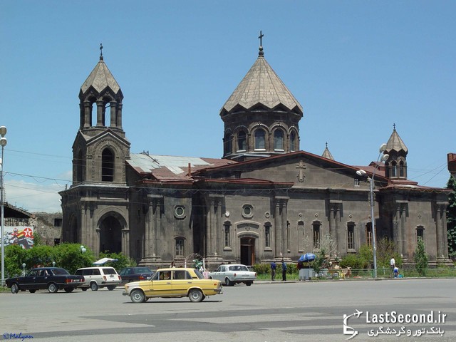 ,شهر مذهبی اجمیازین,در 25 کیلومتری غرب ایروان واقع شده است ...,