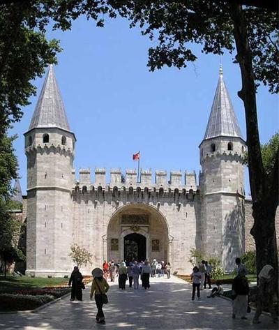 ,کاخ توپ کاپی,کاخ توپکاپی که در طول قرون 19-15 در مرکز امپراطوری عثمانی قرار داشته است. ساختمان جدید کاخ توپکاپی از سال 1466 شروع و در تاریخ 1948 و پیش از فوت سلطان محمد فاتح در سال 1478 ساخته شده است,