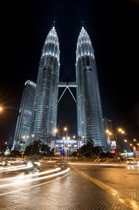 ,برج‌های دوقلوی پتروناس,برج‌های دوقلوی پتروناس از بلندترین آسمانخراش‌های جهان هستند که در شهر کوالالامپور در کشور مالزی قرار گرفته اند. برجهای ....,