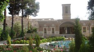 ,هتل باغ مشیرالممالک یزد
ایران / یزد(Yazd Bagh-e-Moshirolmamalek Hotel
Iran / yazd ),هتل مشیر الممالک یزد اولین هتل باغ ایرانی و بزرگترین هتل سنتی میباشد.,