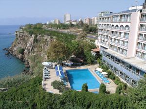 ,هتل لارا
ترکیه / آنتالیا(Lara Hotel
Turkey / Antalya ),هتل Lara، بر فراز صخره ای فوق العاده واقع و برای آن دسته از میهانانی که به دنبال آبتنی در استخری خوش منظره و در عین حال دسترسی راحت به بافت قدیم شهر آنتالیا میباشند،,