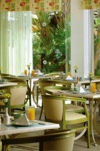,هتل ساحلی لوردوس,هتل Lordos Beach، درست در ساحل شنی خلیج Larnaca واقع و یکی از نخستین هتل های 4 ستاره در قبرس به شمار میرود.این...,