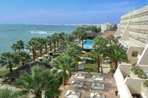 ,هتل پالم بیچ بانگالوز,هتل Palm Beach Hotel; Bungalows، تنها چند متر با ساحل خلیج Larnaca فاصله داشته و از باغهای استوایی گسترده و.....,
